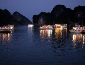 Du lịch Hạ Long về đêm, vịnh Hạ Long lên đèn nhìn từ du thuyền