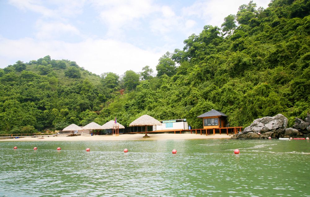 đảo Soi Sim với bãi cát trắng và rừng nguyên sinh