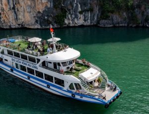 Du lịch Hạ Long tháng 9, du thuyền neo giữa vịnh Hạ Long