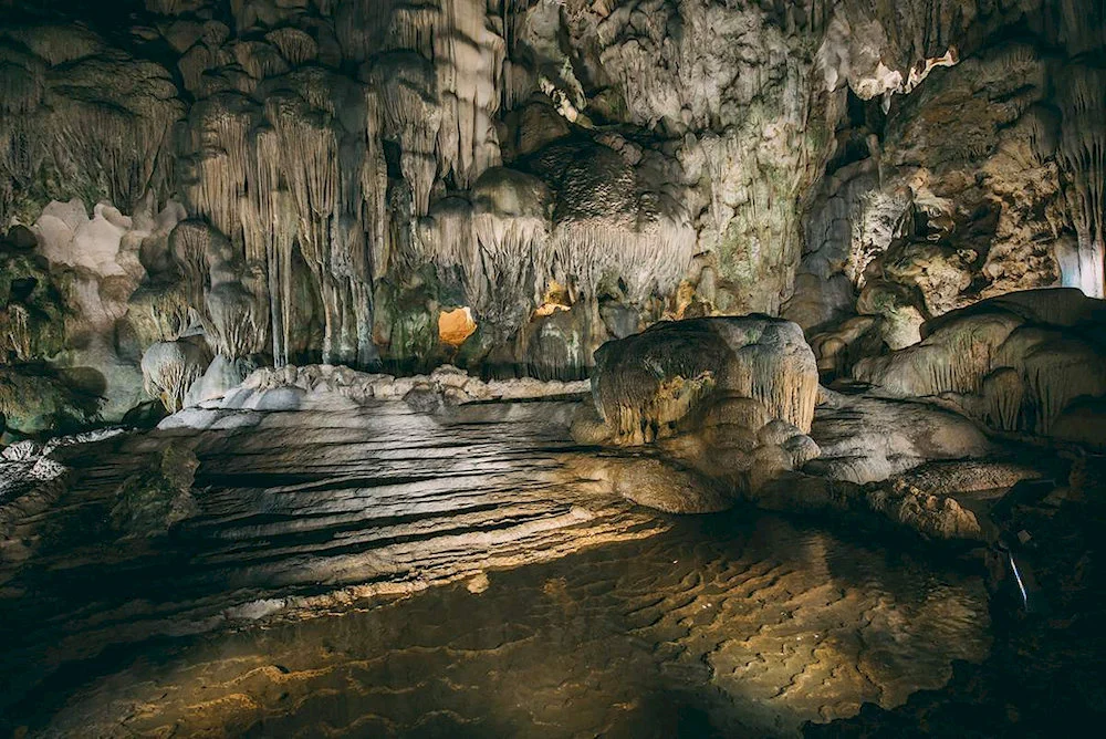 Động Thiên Cung trên vịnh Hạ Long
