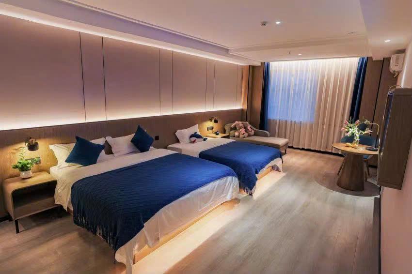 Phòng đôi khách sạn Hạ Long hạng trung, khu Bãi Cháy
